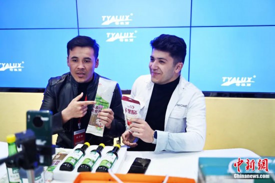 2023年3月，甘肅省慶陽市環(huán)縣電商創(chuàng)業(yè)孵化基地內，來自蘭州文理學院的塔吉克斯坦留學生正在協(xié)助主播直播帶貨當?shù)剞r特產品。李亞龍 攝