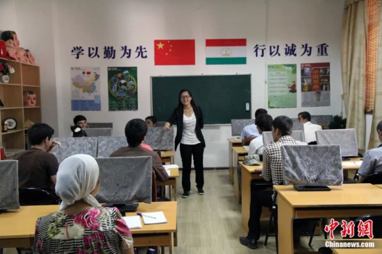 2014年，塔吉克斯坦國立民族大學的孔子學院內，教師正在為塔吉克斯坦學生授課。田冰 攝