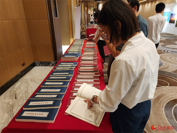 現(xiàn)場嘉賓參觀“根脈尋蹤”泉州百個家族移民菲律賓族譜展。人民網(wǎng)記者 樊帆攝