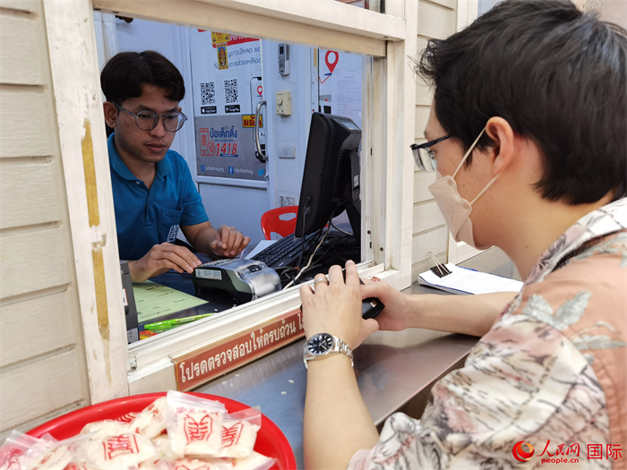 市民在活動(dòng)現(xiàn)場(chǎng)捐贈(zèng)善款。人民網(wǎng)記者 白元琪攝