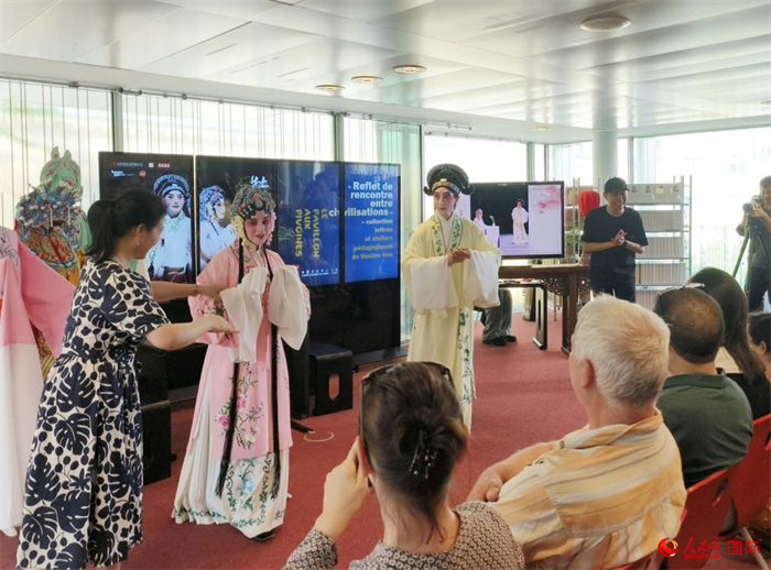 戲迷在昆曲雅集及教學(xué)工作坊活動現(xiàn)場體驗(yàn)昆曲藝術(shù)。人民網(wǎng)記者 尚凱元攝