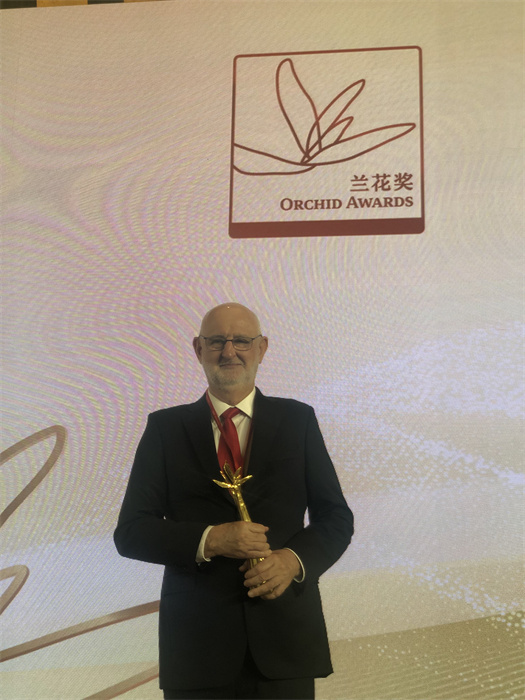 保利諾教授在頒獎典禮現(xiàn)場。 巴西圣保羅州立大學(xué)孔子學(xué)院供圖。