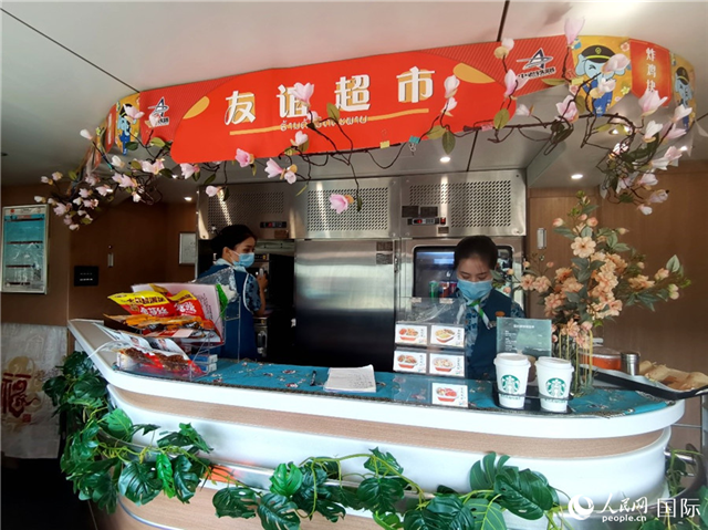 中老鐵路國際旅客列車?yán)锏摹坝颜x超市”。人民網(wǎng) 杜明明攝