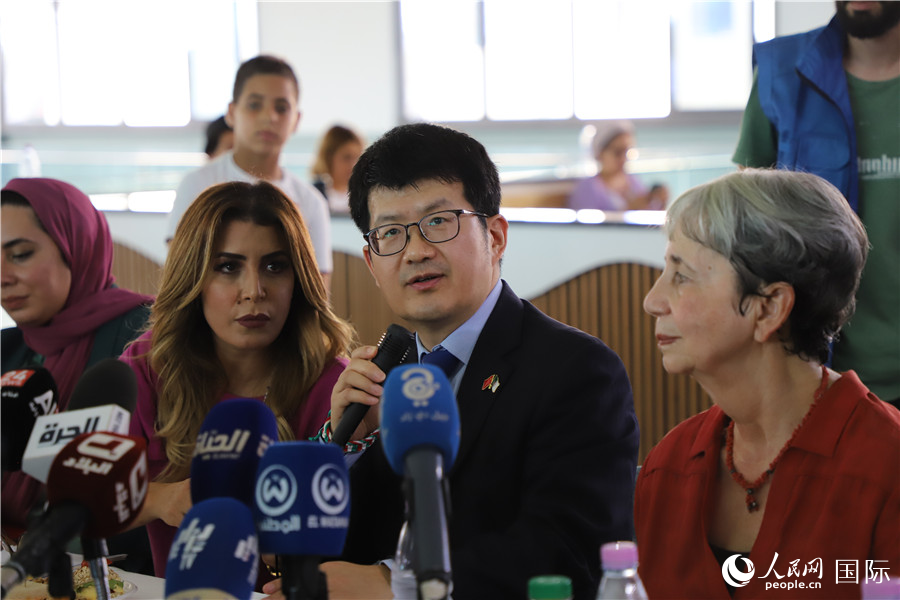 李健在捐贈活動上致辭。人民網(wǎng)記者 王傳寶攝