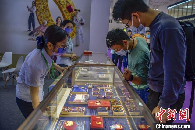 資料圖：民眾選購金飾品。駱云飛 攝