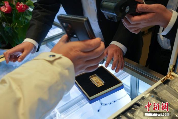 資料圖：顧客在現場掃碼購買冰雪競技金條。 <a target='_blank' href='/'><p  align=