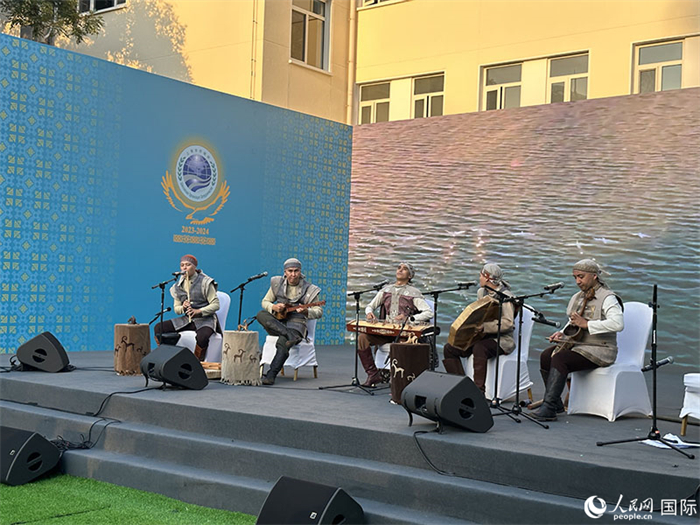 哈薩克斯坦著名音樂組合“圖蘭”樂隊演奏民族音樂。人民網(wǎng) 阿爾達克攝