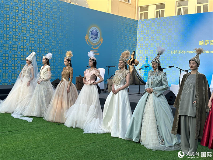 哈薩克斯坦獨立設(shè)計師品牌“Ai-zer”帶來了民族服裝時裝秀。人民網(wǎng) 阿爾達克攝