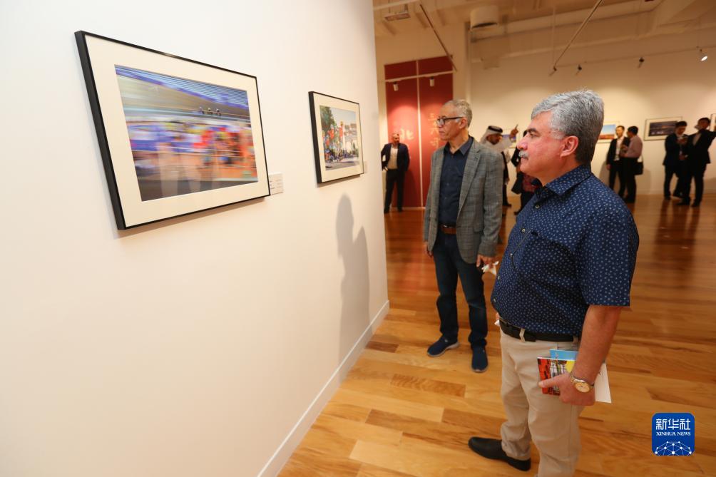 9月18日，人們?cè)诳ㄋ柖喙⒂^“你好，北京”攝影展。新華社記者隋先凱攝