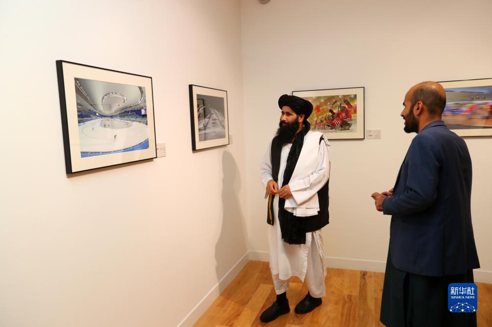 9月18日，人們?cè)诳ㄋ柖喙⒂^“你好，北京”攝影展。新華社記者隋先凱攝