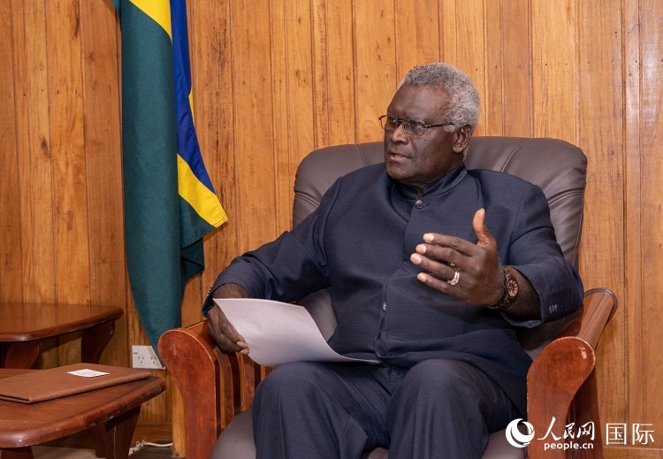 2023年9月14日，所羅門群島總理梅納西·索加瓦雷在首都霍尼亞拉接受人民網(wǎng)記者專訪。（人民網(wǎng) 賀吉攝影 ）