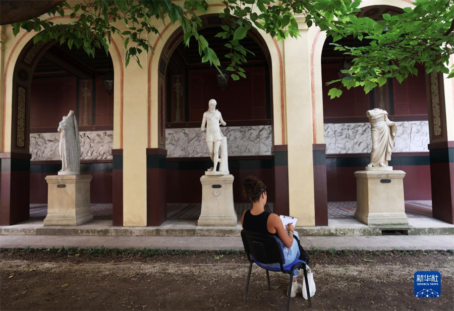 9月17日，在法國巴黎國立高等美術學院舉行的歐洲遺產(chǎn)日活動上，參觀者參與繪畫創(chuàng)作和體驗。新華社記者 高靜 攝