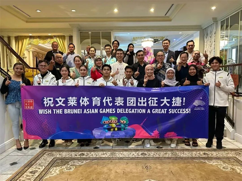 肖建國大使同參加歡送儀式的文方嘉賓、代表團(tuán)成員等合影留念。圖片由使館提供