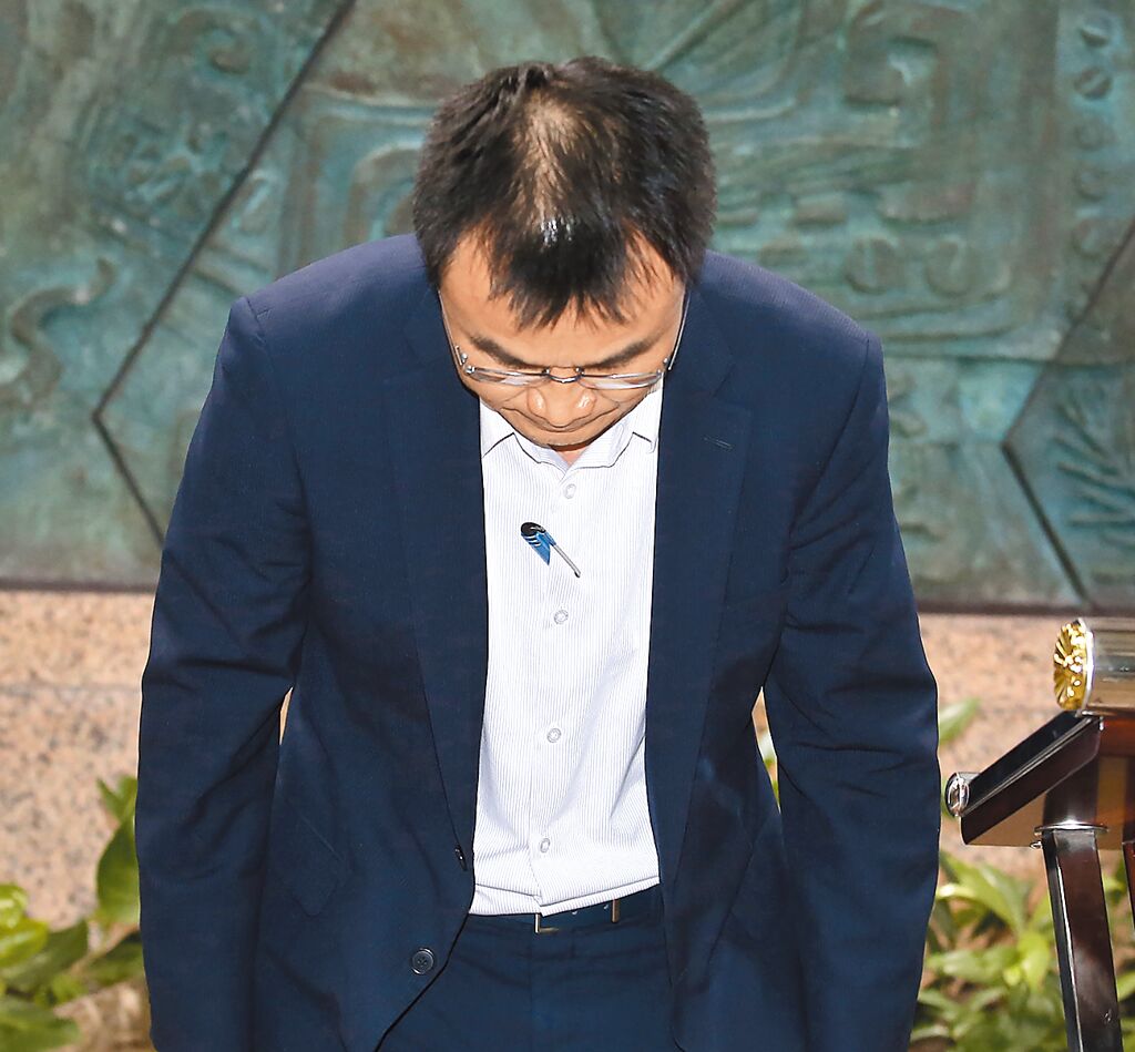 臺農業(yè)部門負責人陳吉仲19日傍晚舉行記者會說明項目進口雞蛋議題，當日晚間8點在臉書上宣布辭職。 圖片來源：臺灣“中時新聞網”