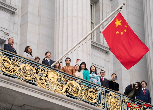 當(dāng)?shù)貢r間9月29日，中國駐舊金山總領(lǐng)事張建敏與舊金山市長倫敦·布理德一起在舊金山市政廳陽臺升起中國國旗，慶祝中華人民共和國成立74周年。人民網(wǎng)記者 鄧圩攝