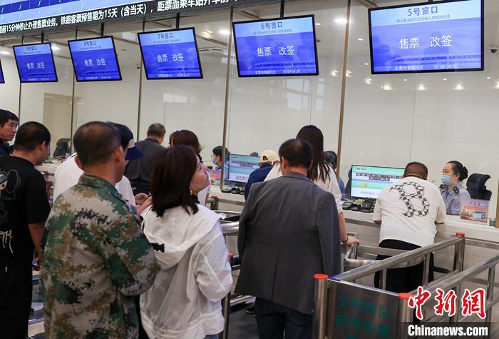 9月21日，旅客在北京站售票大廳內(nèi)購買火車票。當(dāng)日，鐵路部門開始發(fā)售10月5日火車票。國鐵集團(tuán)發(fā)布數(shù)據(jù)顯示，9月13日至20日已發(fā)售火車票1.5億張。鐵路部門將在9月27日至10月1日、10月4日至7日增開200列夜間高鐵，車票已陸續(xù)開始發(fā)售，盡最大努力滿足旅客出行需求。 <a target='_blank' href='/'><p  align=