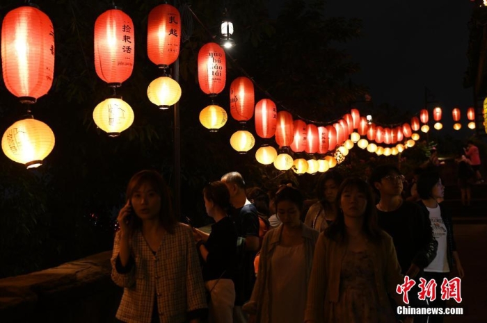 圖為游客夜游山城巷感受山城獨(dú)特魅力。<a target='_blank' href='/' ><p  align=