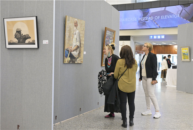 各國外交官在在欣賞中國藝術(shù)家作品。中國常駐維也納代表團(tuán)供圖