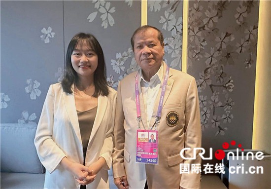 　　△柬埔寨國家奧委會主席、柬埔寨亞運代表團(tuán)團(tuán)長唐坤（右）接受記者采訪