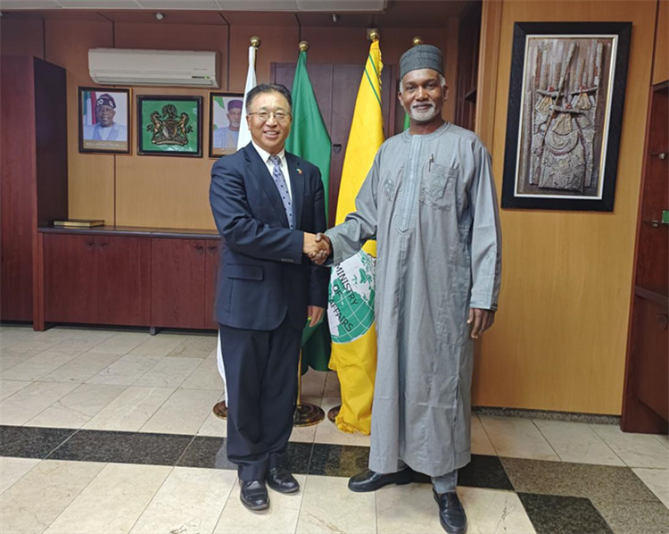 駐尼日利亞大使崔建春（左）會見尼外長圖加爾。駐尼使館供圖