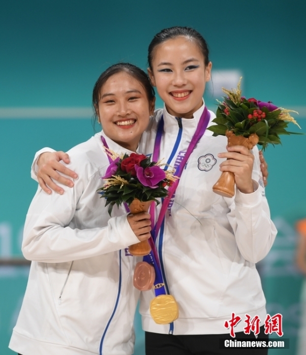 10月7日，杭州第19屆亞運(yùn)會(huì)輪滑項(xiàng)目女子花樣輪滑單人滑長(zhǎng)節(jié)目決賽在錢(qián)塘輪滑中心舉行。結(jié)合短節(jié)目決賽成績(jī)，中國(guó)臺(tái)北選手洪筱晴(左)以94.38分的總成績(jī)奪得女子花樣輪滑單人滑冠軍，中國(guó)臺(tái)北選手張致如(右)獲得季軍。<a target='_blank' href='/'><p  align=