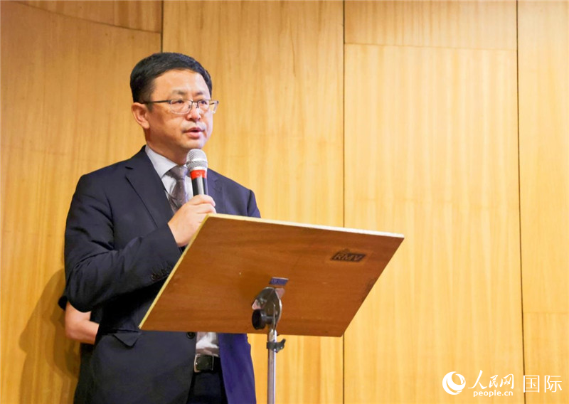 中國駐里約熱內(nèi)盧總領(lǐng)事館商務(wù)參贊徐元勝發(fā)表致辭。人民網(wǎng)記者 陳海琪攝