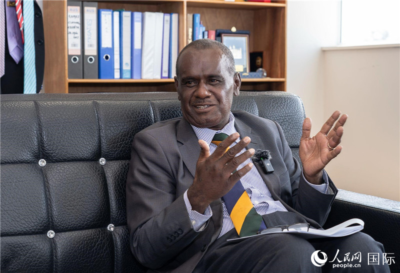 2023年9月13日，所羅門群島外交部長(zhǎng)杰里邁亞·馬內(nèi)萊在首都霍尼亞拉接受人民網(wǎng)記者專訪。人民網(wǎng) 賀吉攝