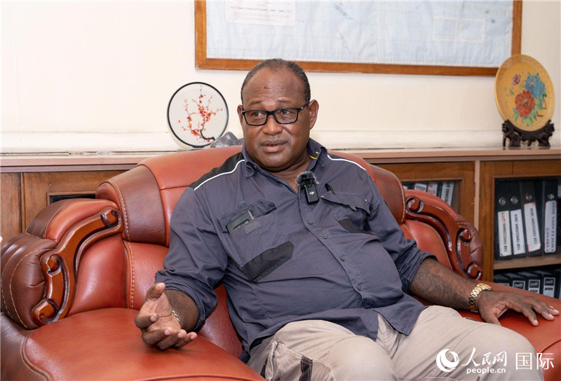 2023年9月13日，所羅門群島副總理兼基礎(chǔ)設(shè)施和發(fā)展部長(zhǎng)梅納西·梅蘭加在首都霍尼亞拉接受人民網(wǎng)記者專訪。人民網(wǎng) 賀吉攝