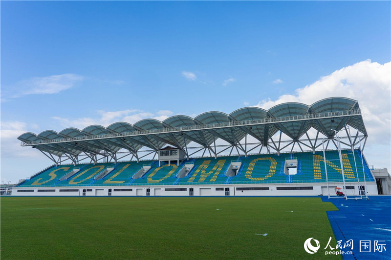 2023年9月12日，位于所羅門群島首都霍尼亞拉的由中土公司承建的中國(guó)援所羅門群島2023年太平洋運(yùn)動(dòng)會(huì)體育場(chǎng)館。人民網(wǎng) 賀吉攝