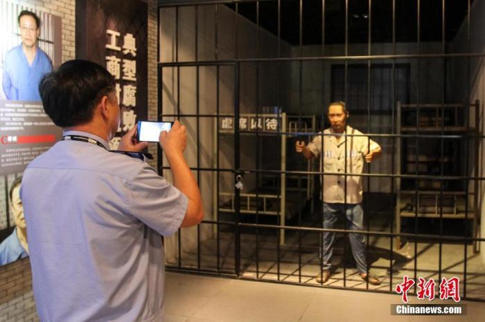 資料圖：2015年10月，海南省公安廳組織黨員干部前往反腐倡廉警示教育基地參觀受教。洪堅(jiān)鵬 攝