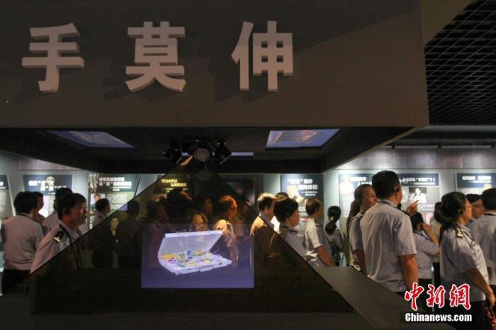 資料圖：2015年10月，海南省公安廳組織黨員干部前往反腐倡廉警示教育基地參觀受教。洪堅(jiān)鵬 攝