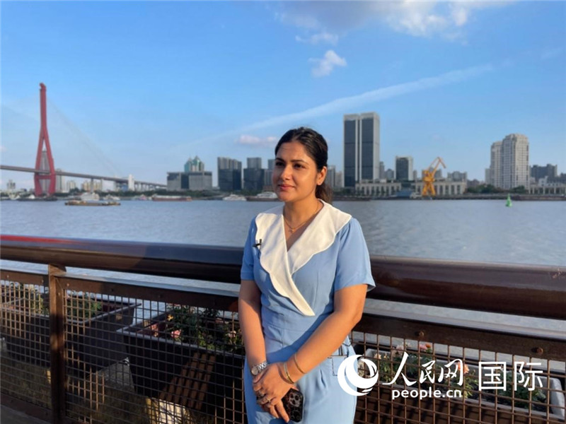 孟加拉國(guó)Channel24電視頻道主持人伊斯拉特·阿敏在上海市楊浦濱江接受采訪。 人民網(wǎng)記者 張榮攝