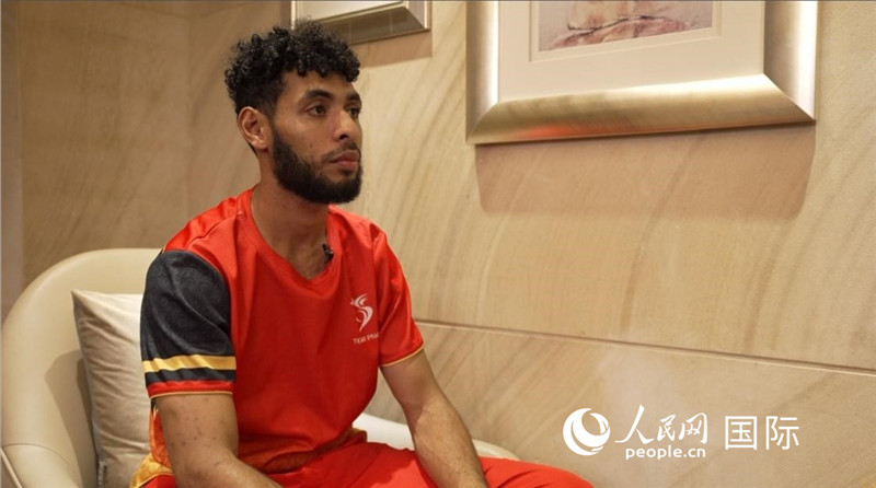 巴布亞新幾內(nèi)亞乒乓球國(guó)家隊(duì)隊(duì)員杰弗瑞·羅伊接受采訪。 人民網(wǎng) 彭昱凱攝