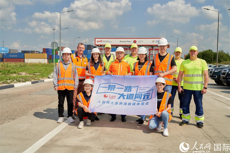 人民網(wǎng)記者在莫斯科別雷拉斯特物流中心采訪。