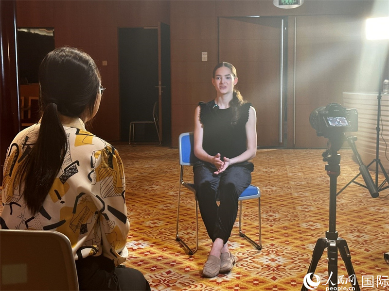 莫斯科大劇院芭蕾舞團首席舞者埃莉奧諾拉·塞弗納德接受人民網(wǎng)記者專訪。人民網(wǎng)記者 申佳平攝