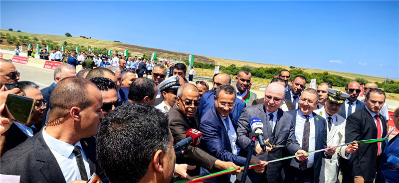 2023年8月12日，阿爾及利亞總理阿卜杜拉赫曼（前右四）參加阿爾及利亞東西高速公路東標(biāo)段主線84公里段通車儀式。中信建設(shè)供圖