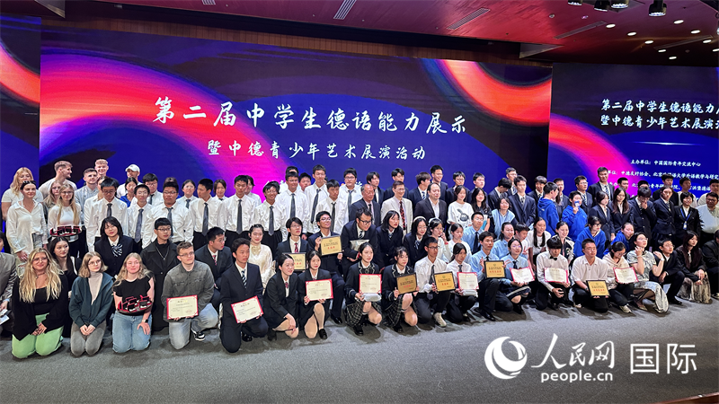 現(xiàn)場學(xué)生與嘉賓合影。（攝影：張麗鷗）