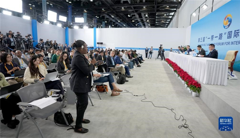 10月16日，第三屆“一帶一路”國際合作高峰論壇新聞中心在北京國家會議中心舉行首場吹風會，邀請自然資源部國際合作司和相關(guān)單位負責人介紹有關(guān)情況，并回答記者提問。新華社記者 王毓國攝