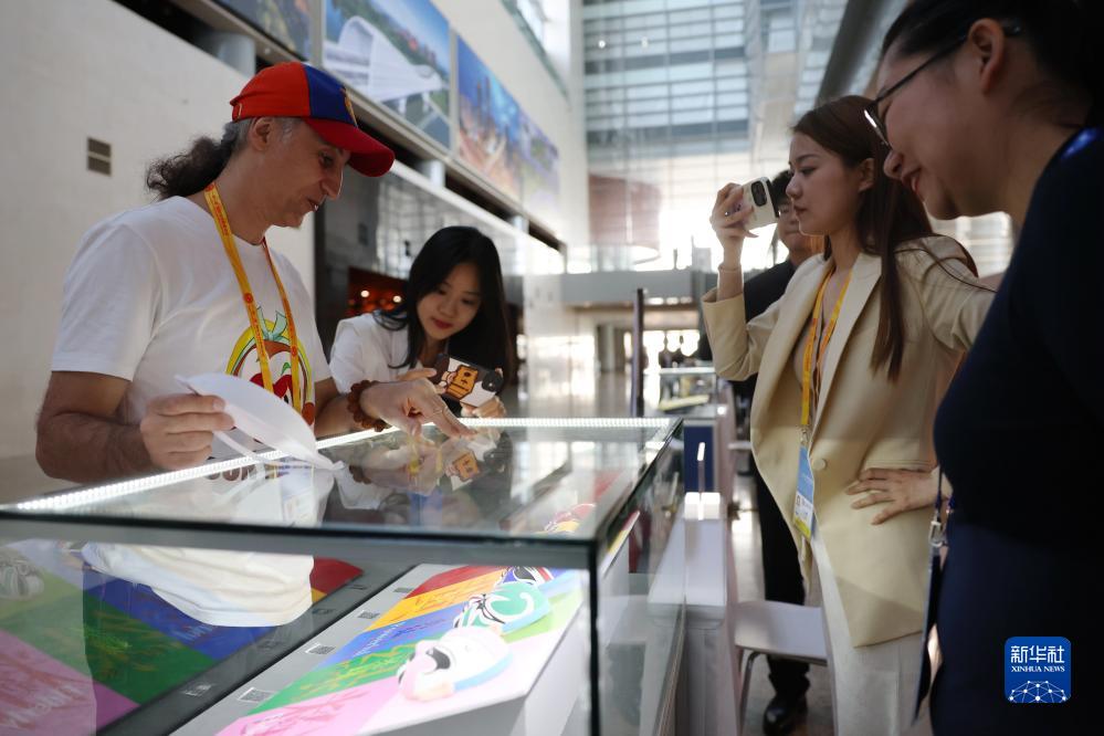 10月16日，參會記者在“一帶一路”國際合作高峰論壇新聞中心參觀展示的中國非物質(zhì)文化遺產(chǎn)展品。新華社記者 陳斌 攝