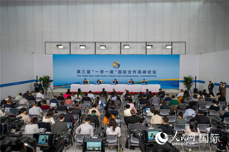 10月16日，第三屆“一帶一路”國際合作高峰論壇新聞中心在北京國家會(huì)議中心舉行首場吹風(fēng)會(huì)，邀請(qǐng)自然資源部國際合作司和相關(guān)單位負(fù)責(zé)人介紹有關(guān)情況，并回答記者提問。人民網(wǎng)記者 翁奇羽攝