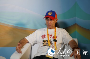 亞美尼亞新聞通訊社記者帕魯伊爾在“一帶一路”高峰論壇新聞中心接受人民網(wǎng)專訪。 人民網(wǎng) 褚夢琦 攝