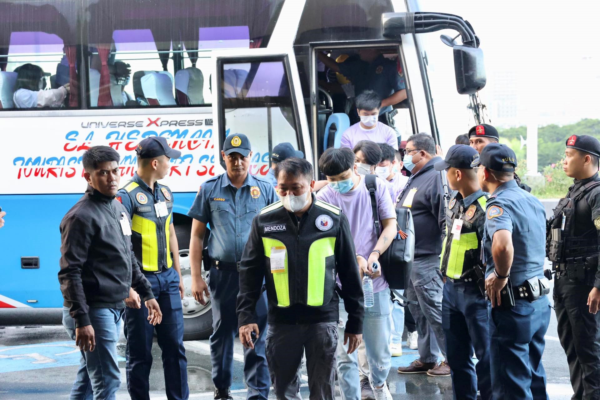 中菲兩國(guó)執(zhí)法部門合作遣返在菲從事離岸博彩的中國(guó)公民。中國(guó)駐菲律賓使館供圖