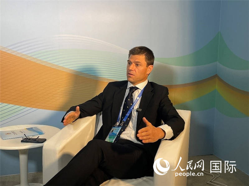 葡中工商會(huì)秘書長(zhǎng)伯納德?門迪亞接受采訪。 人民網(wǎng)記者 張榮攝