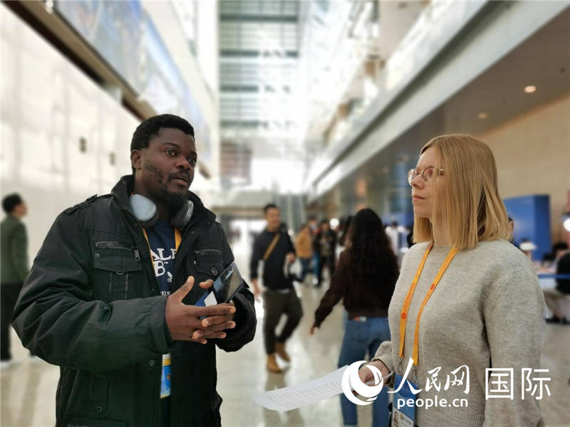 剛果(金)未來集團廣播電視部記者雨果-恩澤扎接受人民網(wǎng)采訪。人民網(wǎng) 孫鴻宇攝