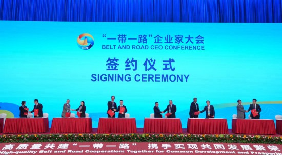 　　這是10月17日拍攝的簽約儀式現(xiàn)場。當(dāng)日，“一帶一路”企業(yè)家大會在北京召開。（新華社記者王毓國攝）