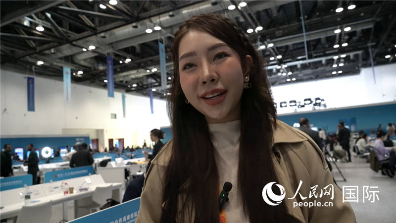 泰國TOPNEWS電視臺主播蓬薩婉?乍如潘（Phonsawan Jarupan）與記者交談。人民網(wǎng) 楊春燕攝