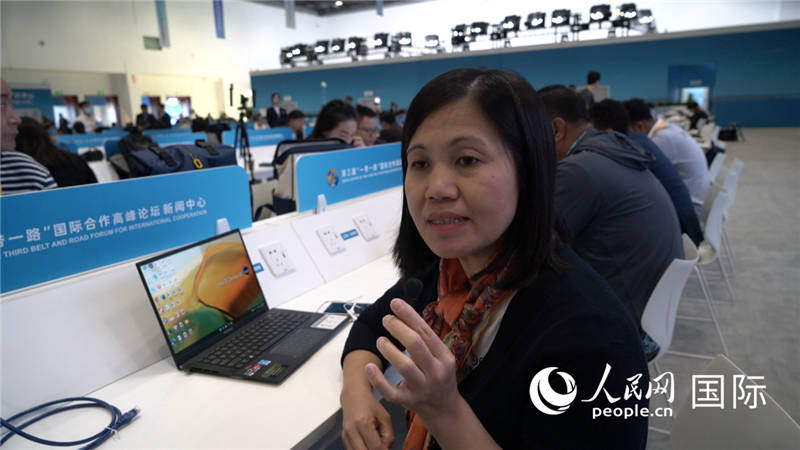 越南之聲廣播電臺記者胡鴻行（音譯，H? H?ng H?nh）與記者交談。人民網(wǎng) 楊春燕攝