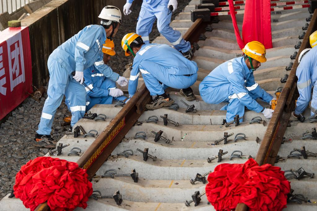 3月31日，在印度尼西亞雅加達(dá)雅萬高鐵哈利姆車站，工人鋪設(shè)雅萬高鐵全線最后一根鋼軌。