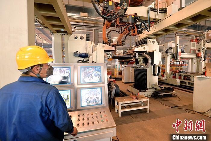 資料圖：車間內(nèi)工作人員進(jìn)行機(jī)器操作。<a target='_blank' href='/' _fcksavedurl='/'><p  align=