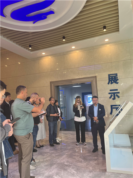 （在文瀾智谷中試產(chǎn)業(yè)基地，中外記者深入了解科技轉(zhuǎn)化情況 趙橙涔攝）